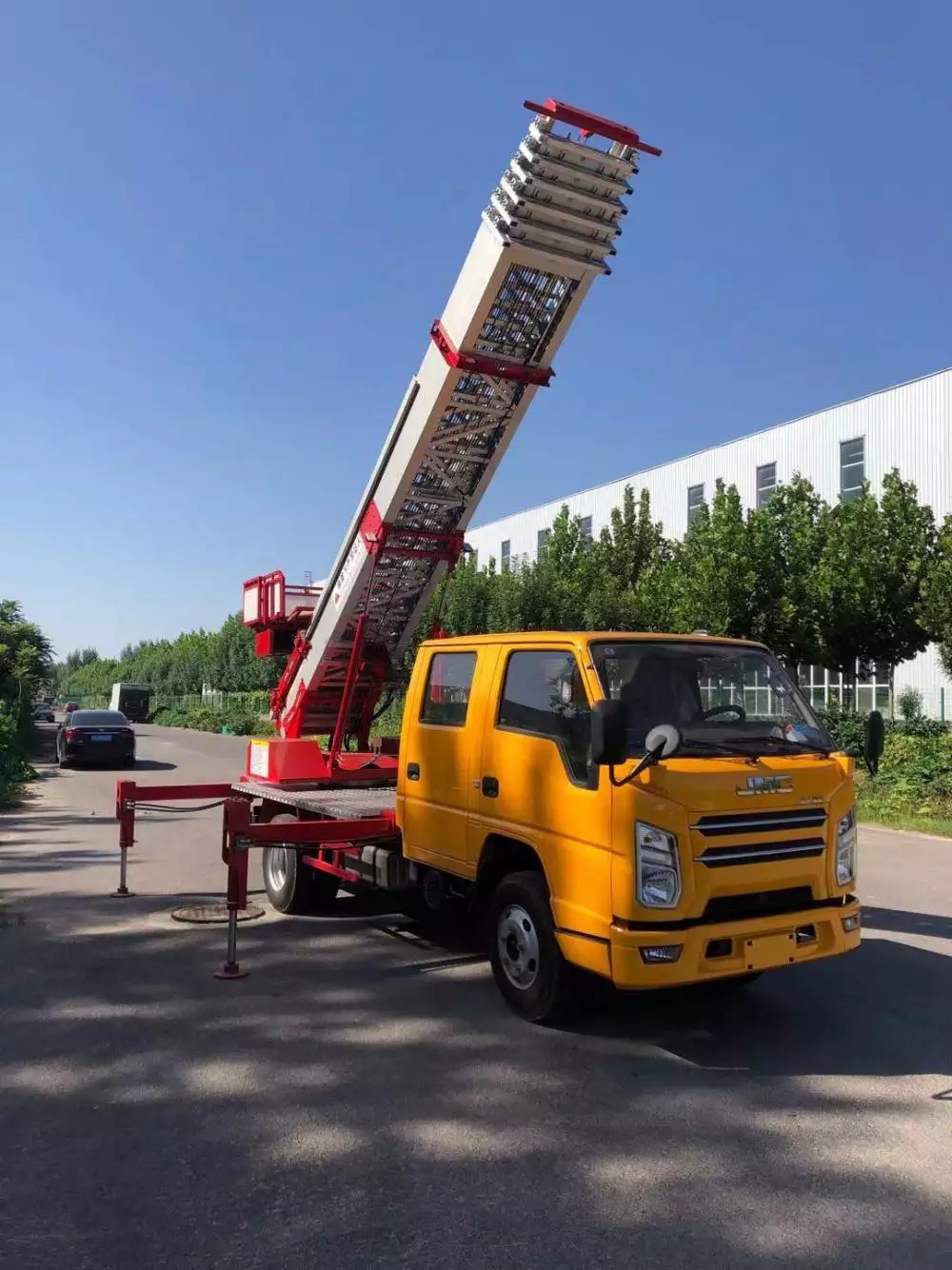 唐山路南附近的云梯车出租服务：轻松解决高空作业需求